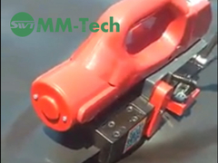 جوشکار ژئوممبران MM-Tech SWT-NS800 ژئوممبران را در محل ساخت و ساز جوش می دهد.